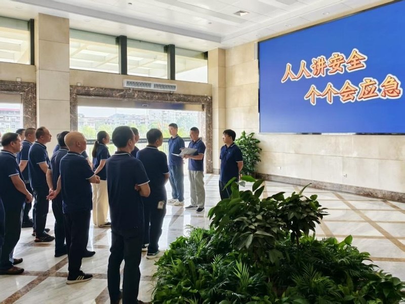 零陵卷烟厂组织员工观看高温安全预警视频。荣涵摄