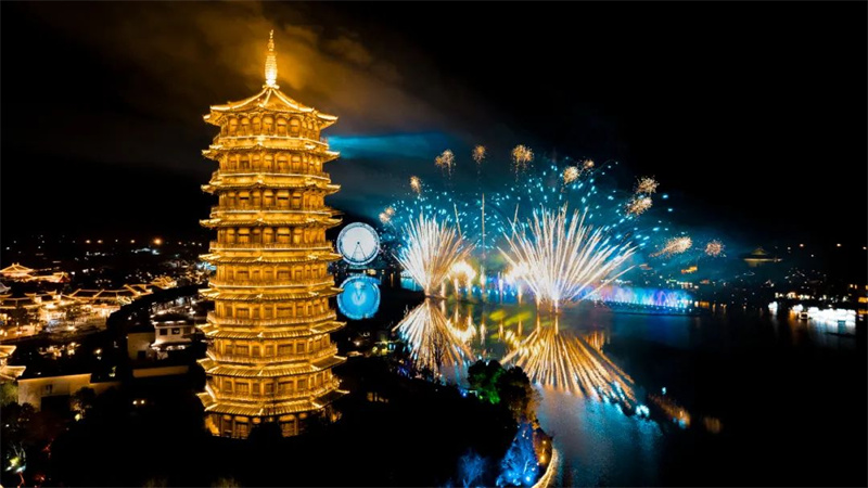 铜官窑国风乐园夜景。产投集团供图