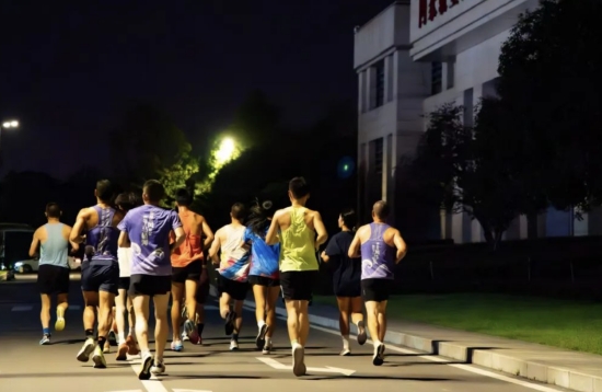 穿著隊服的跑友們在望城經開區管委會周邊夜跑。受訪單位供圖