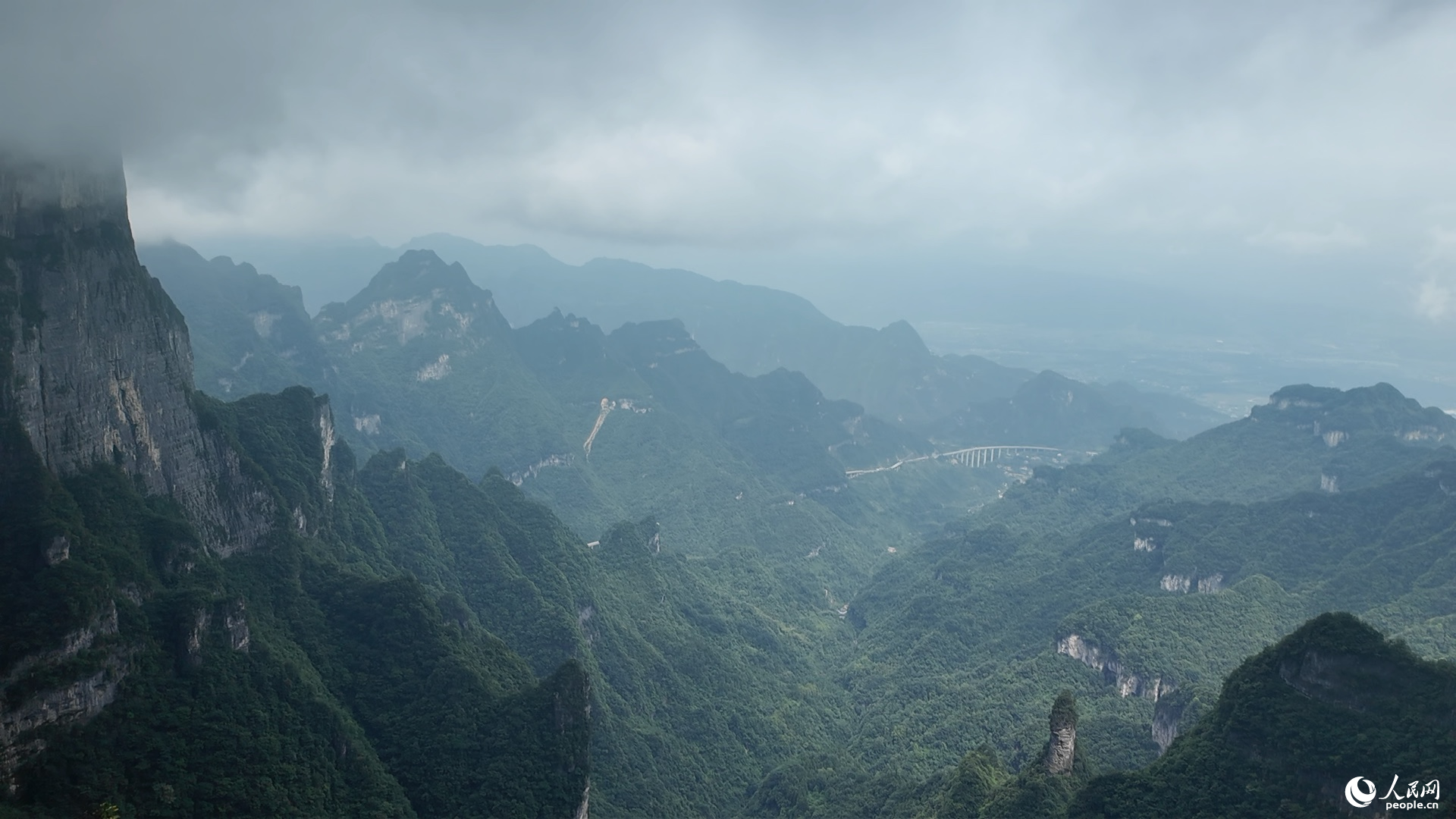 张家界天门山景区风景秀美。人民网 黄卓摄