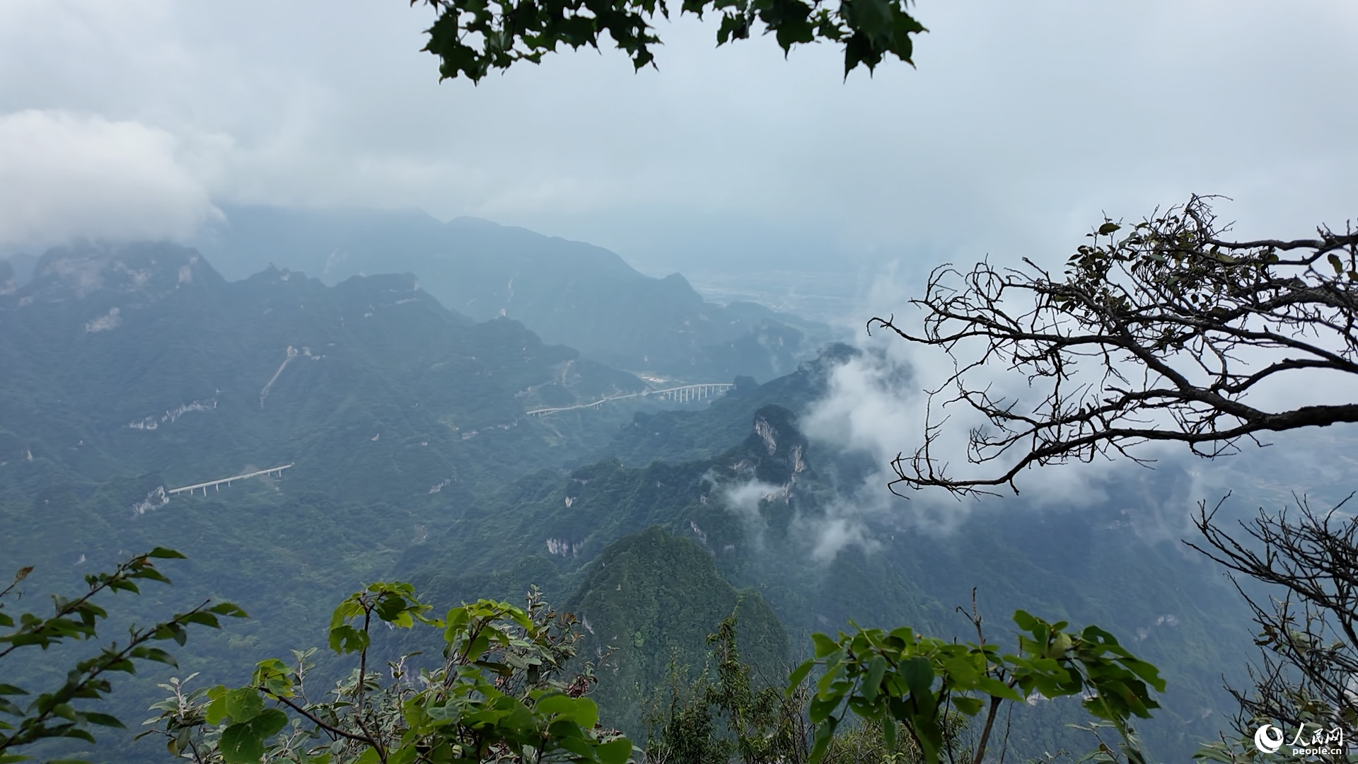 张家界天门山景区云雾缭绕。人民网 黄卓摄