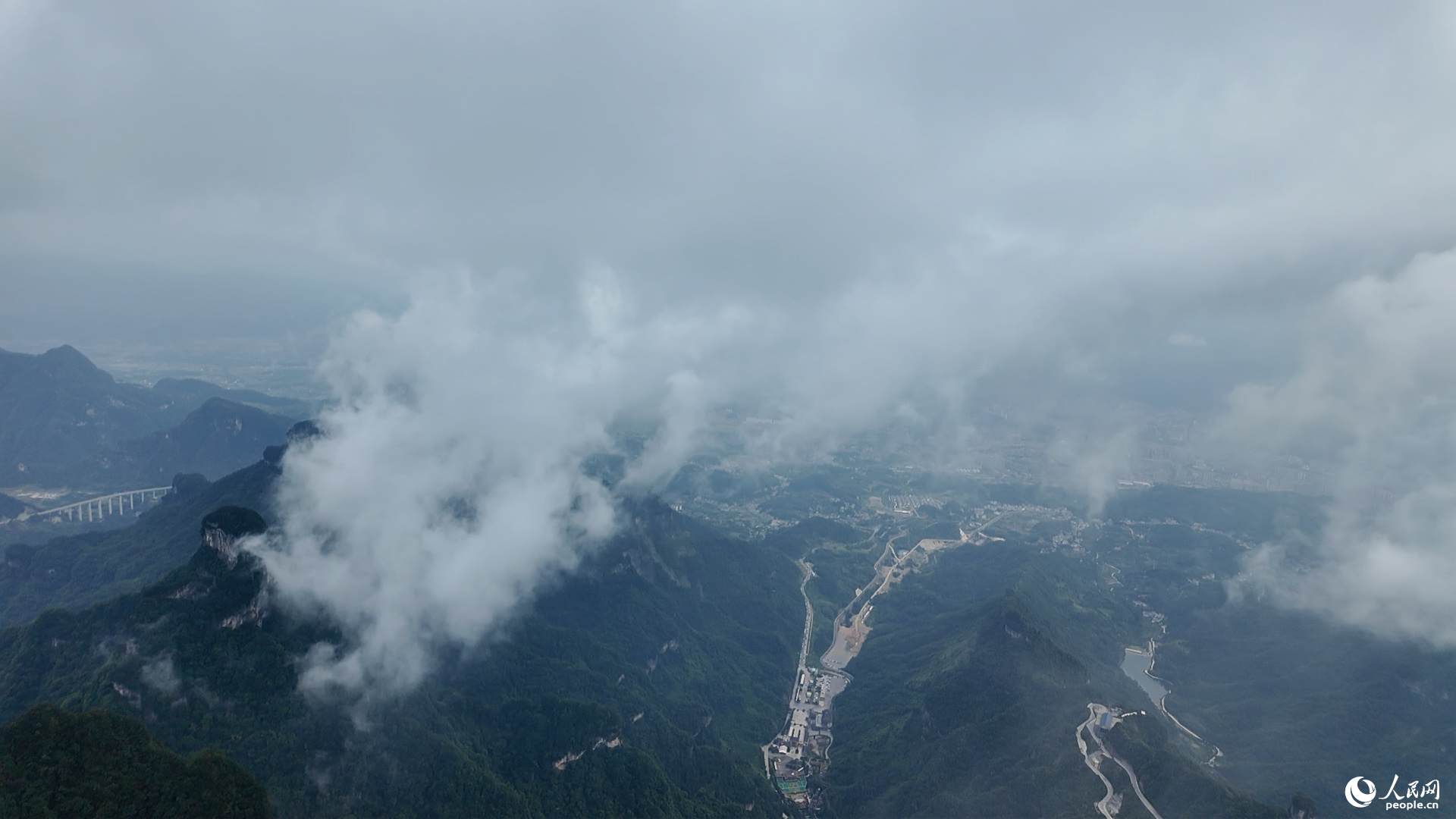 张家界天门山景区云雾缭绕。人民网 黄卓摄