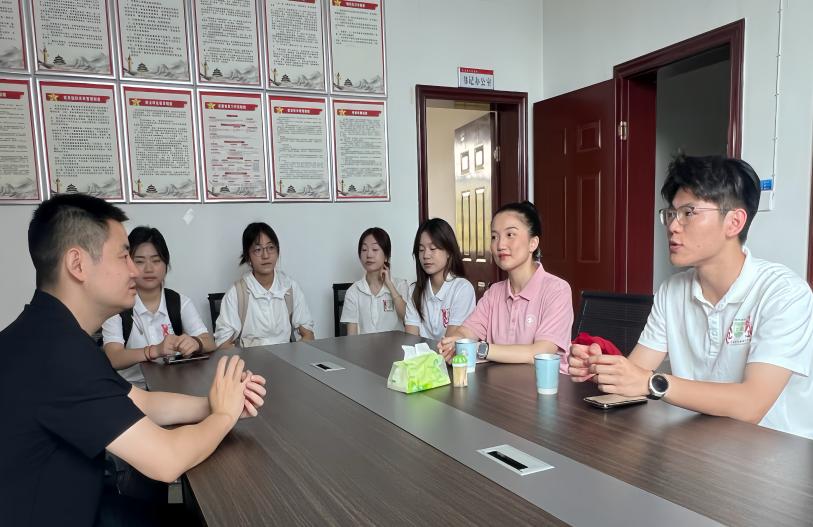 青研团与炎陵县团委书记向谭欣座谈。单位供图