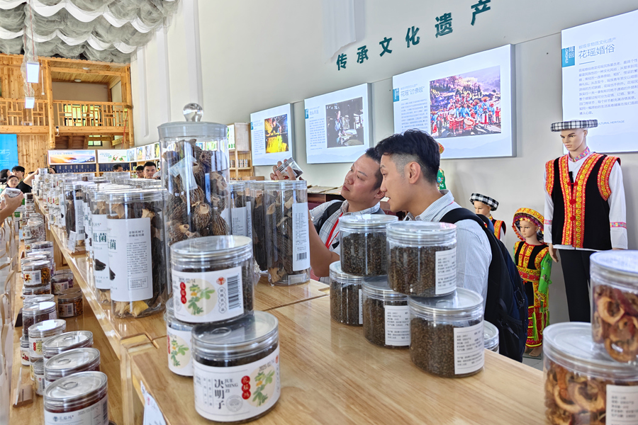 游客在隆回优质农产品乡村振兴馆挑选商品。人民网记者 刘宾摄