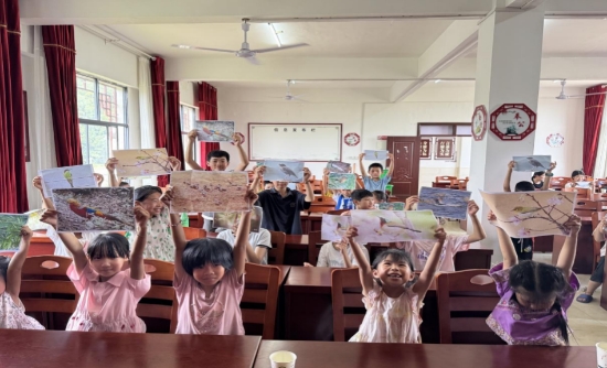 支教课堂孩子们展示绘画成果。罗潇摄