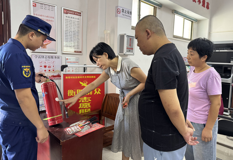 “消防輕騎兵”教居民使用消防器材。衡陽消防供圖