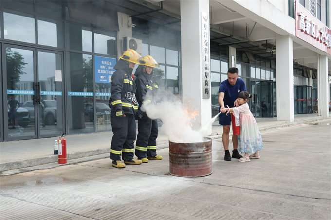 滅火器實操。受訪單位供圖