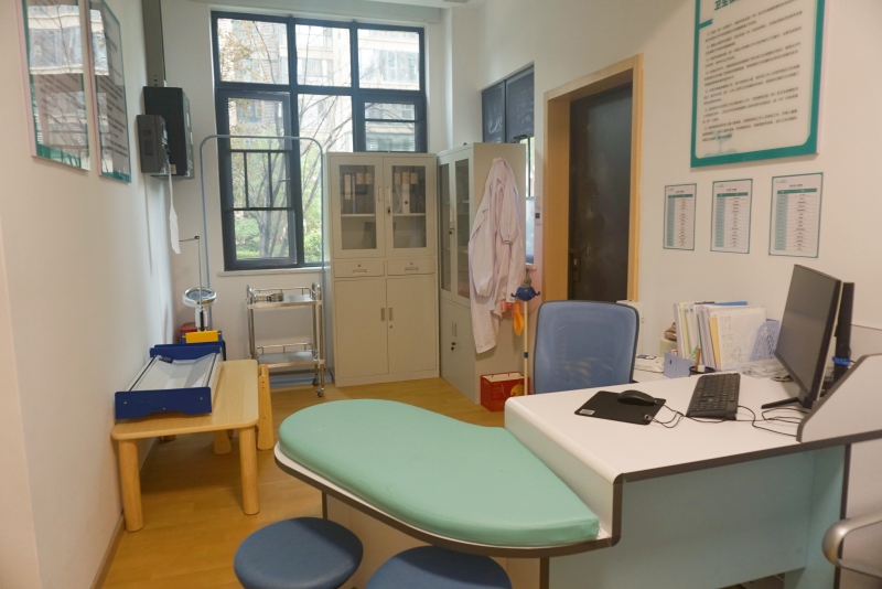 保健室內各種設備一應俱全。陳藝華攝