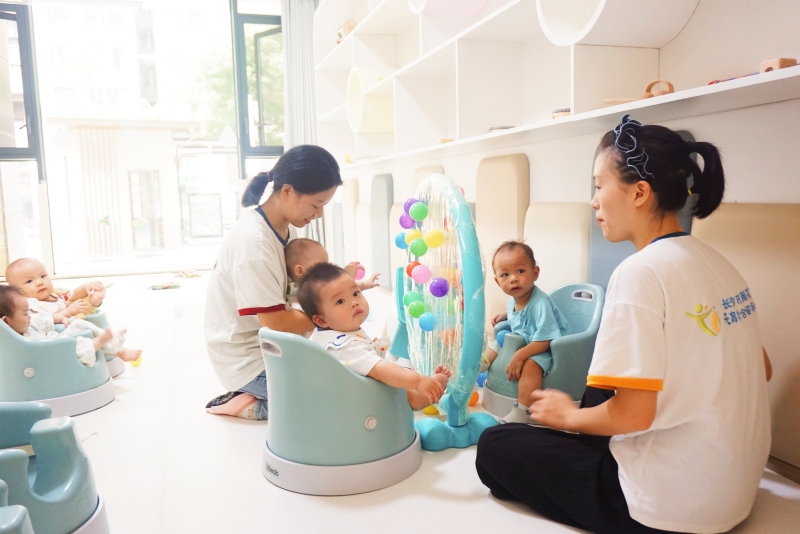 婴儿在进行早期发育互动。陈艺华摄