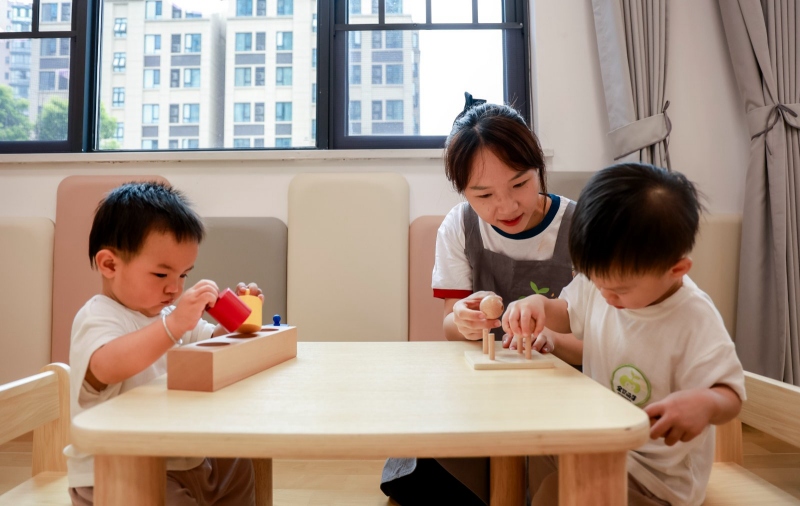 幼儿在玩玩具。陈艺华摄