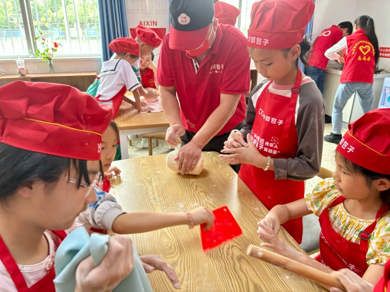 學生在體驗制作包子。受訪單位供圖