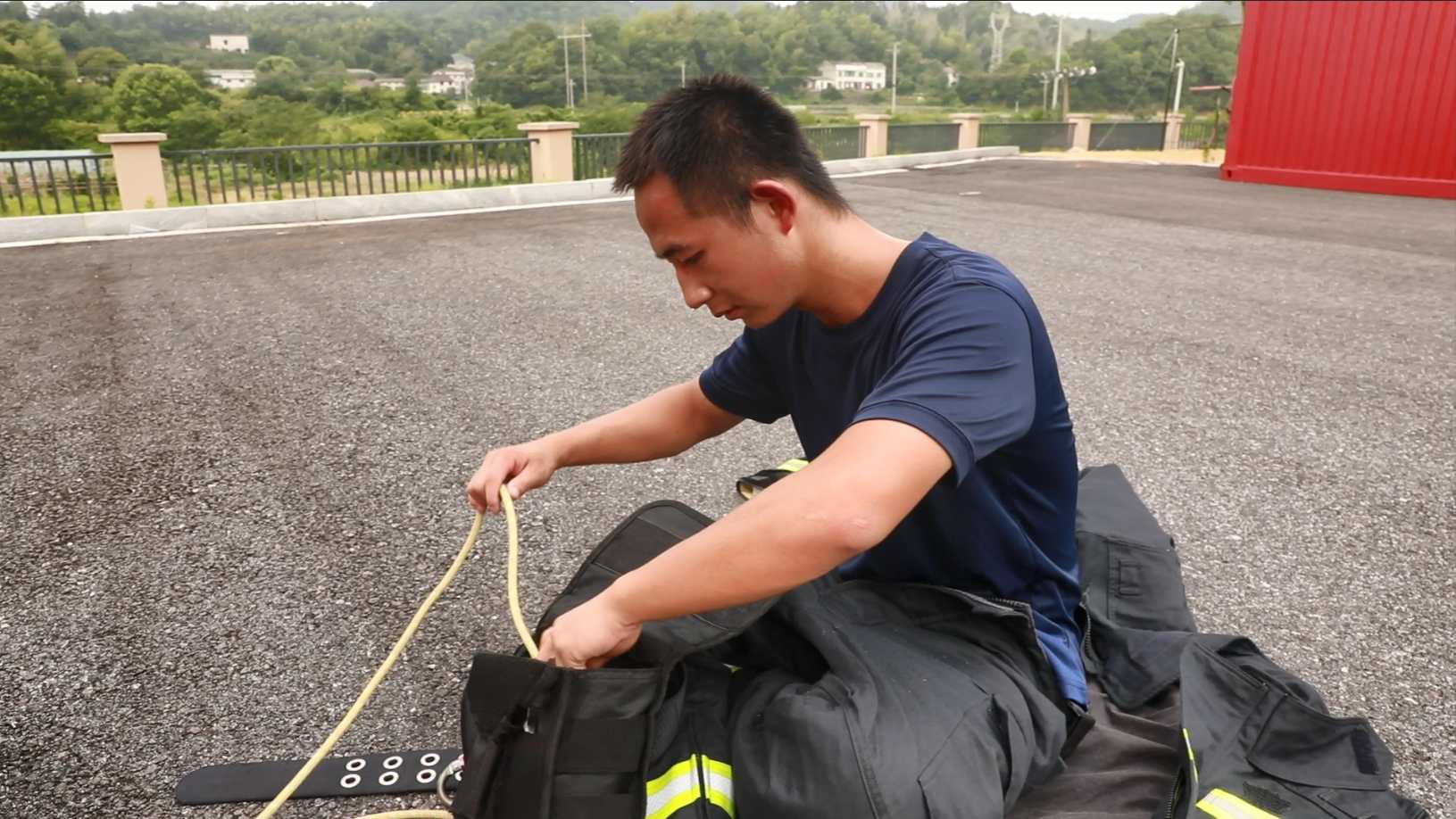 战斗服早已被汗水浸透（单位供图）