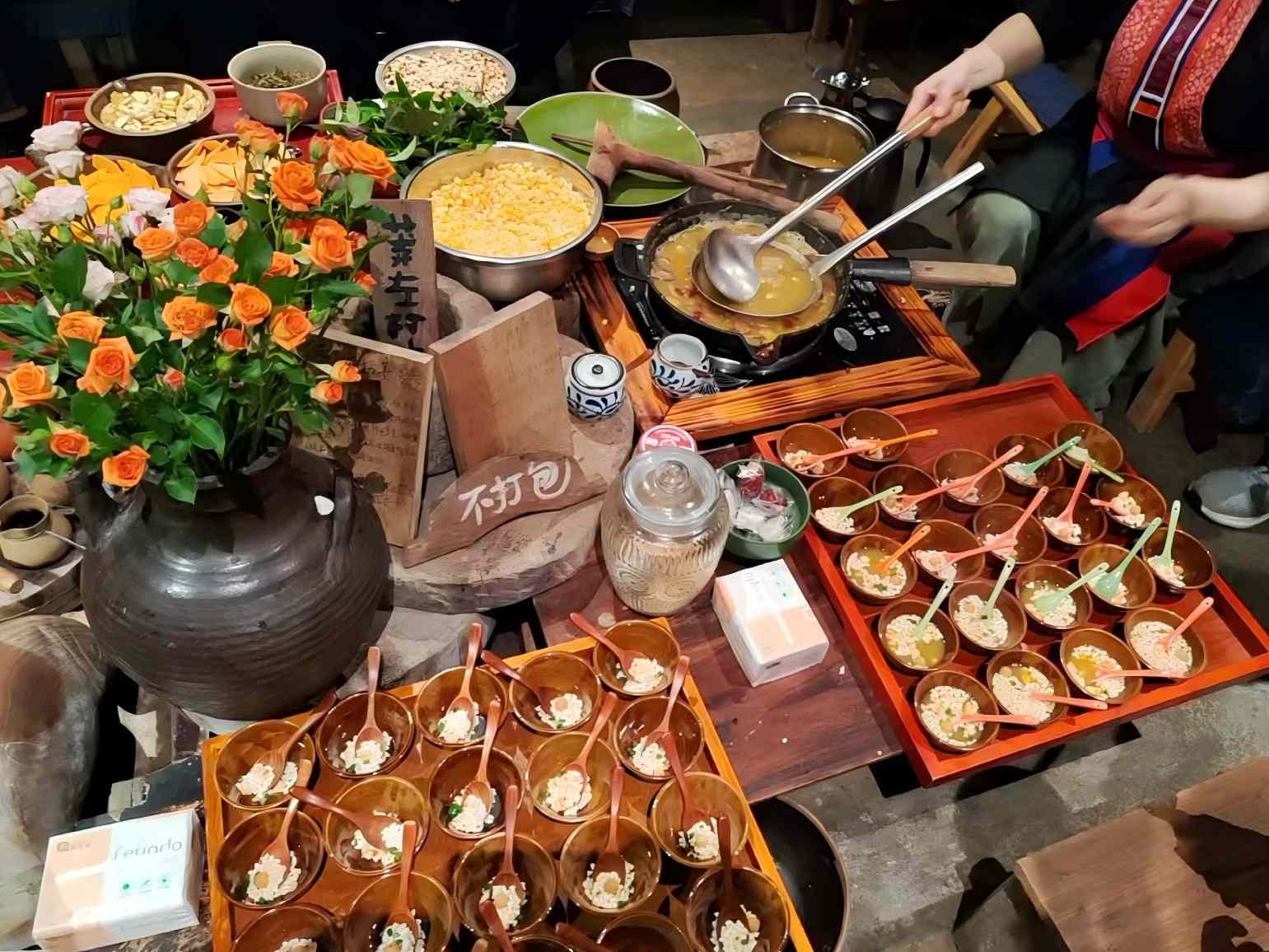 体验瑶族油茶习俗。罗惟摄
