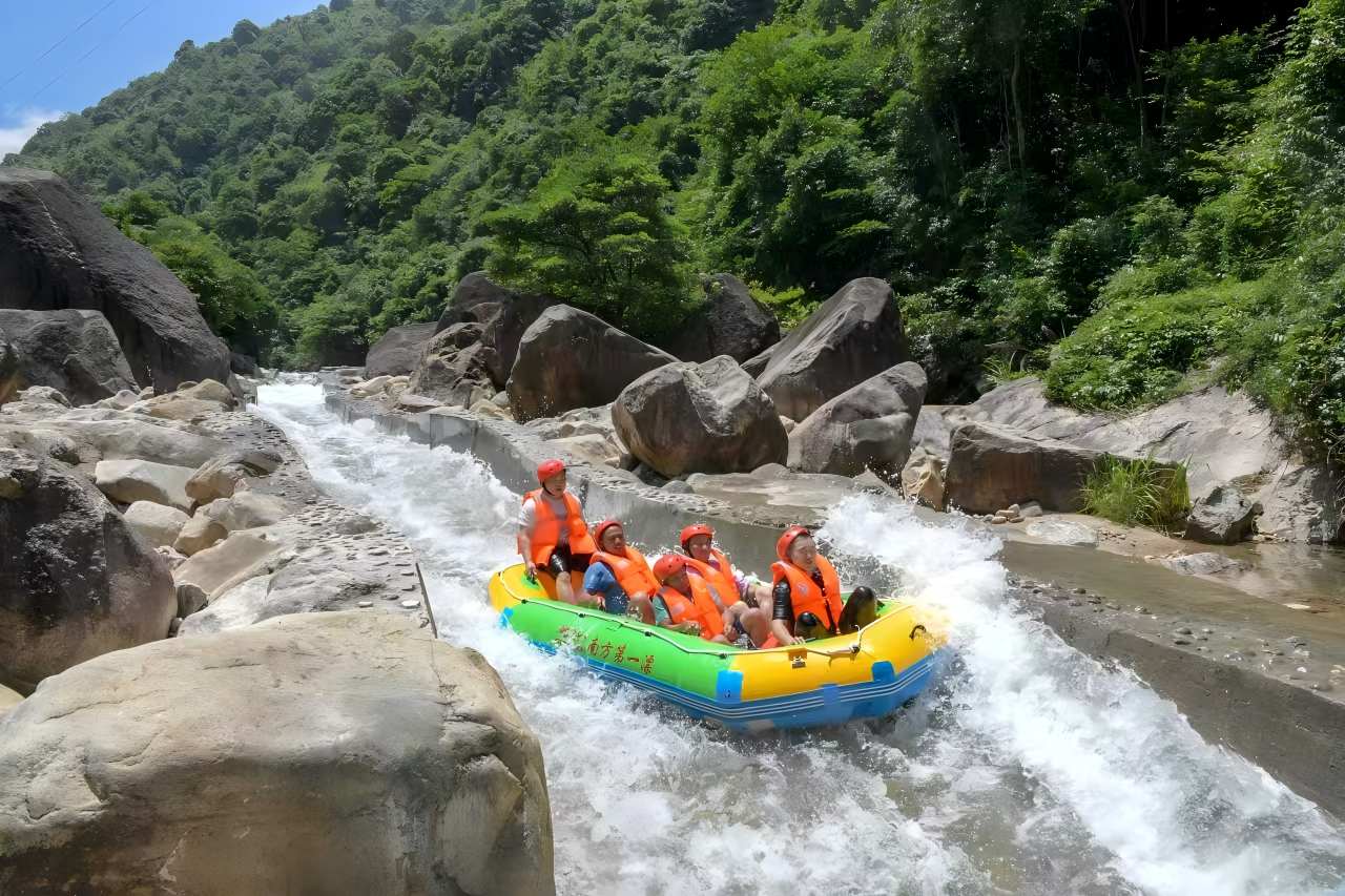 游客体验莽山大峡谷漂流。单位供图
