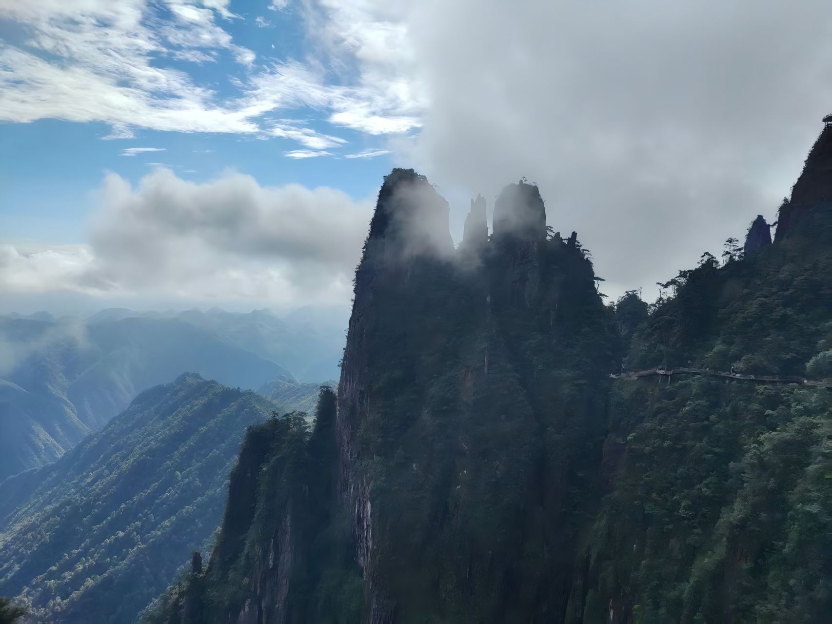 莽山五指峰的奇景在云涛中次第展开。罗惟摄
