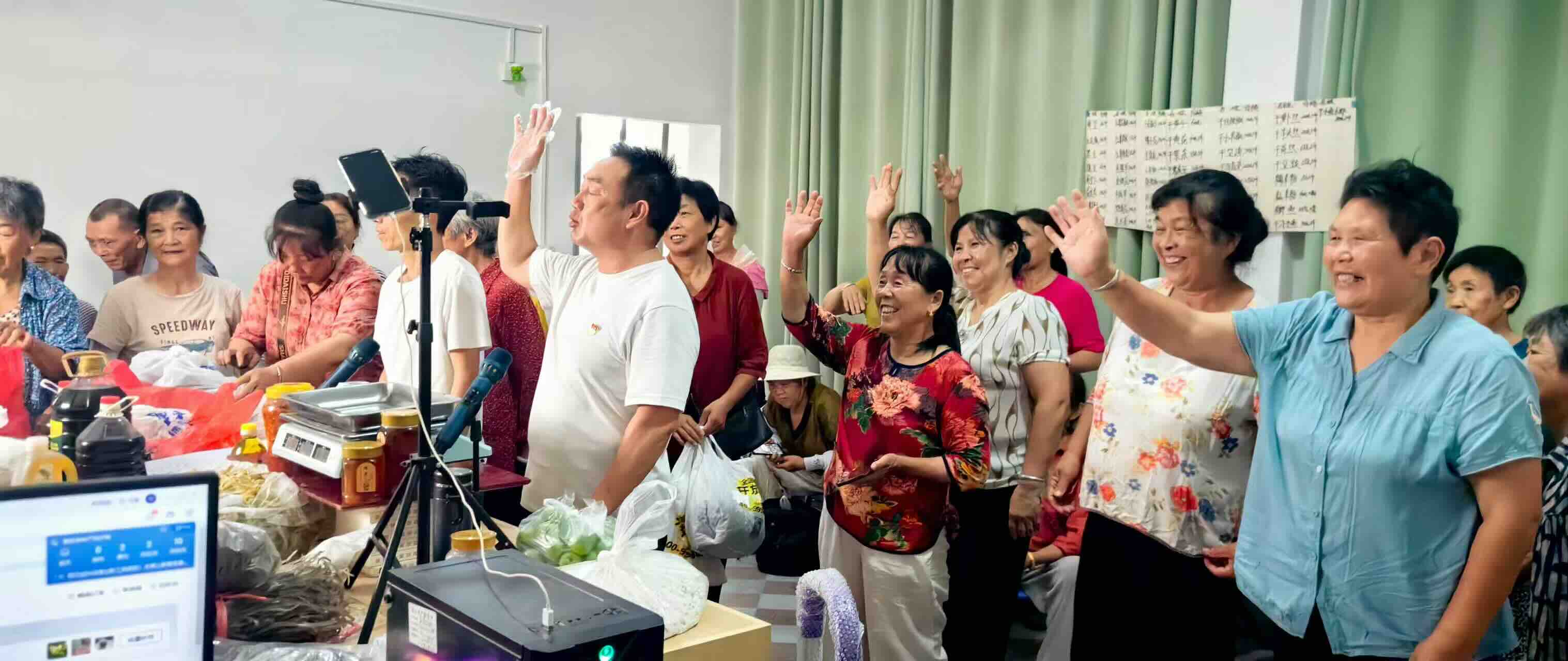 游港村直播间。单位供图