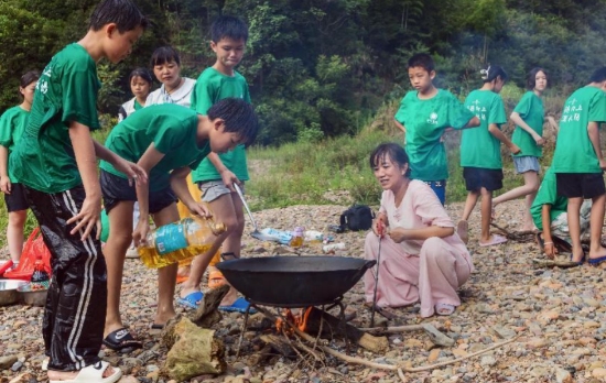 第一期夏令營，孩子們體驗戶外生存活動。劉國忠攝
