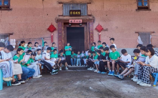 第一期夏令營，孩子們在瑤寨傳統民居前學習國學。劉國忠攝