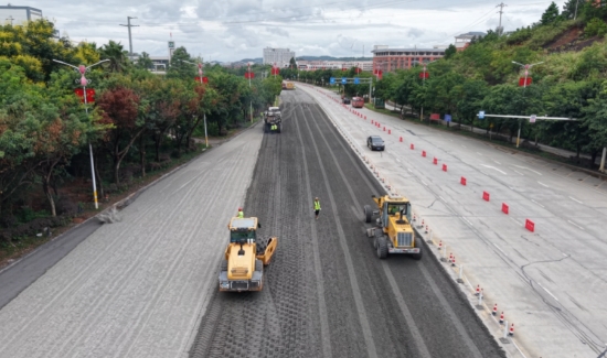 城區道路施工中。熊洋攝