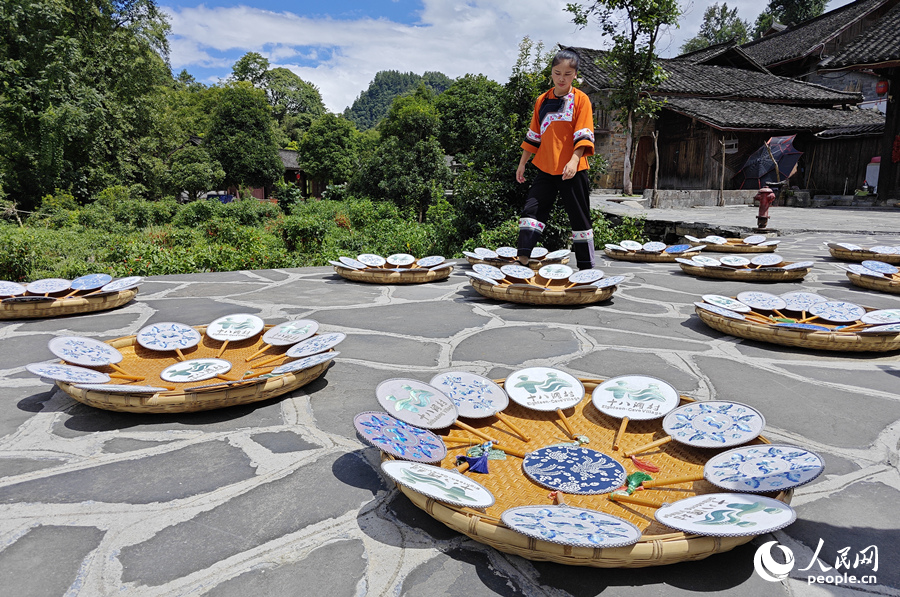 精美的苗繡扇。人民網記者 劉賓攝