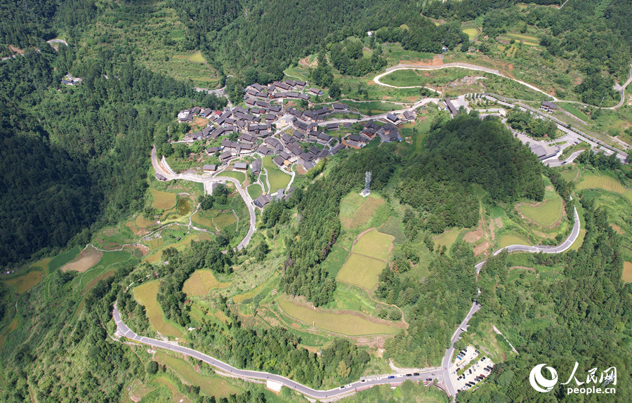 青山環抱，道路蜿蜒。人民網記者 劉賓攝