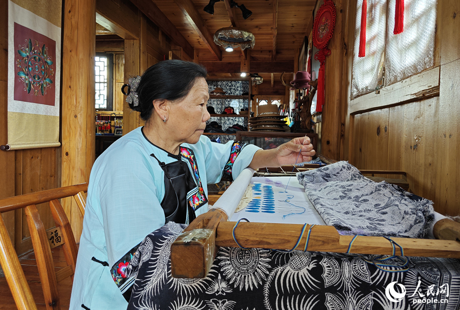 繡娘石順蓮在繡制苗繡作品。人民網記者 劉賓攝