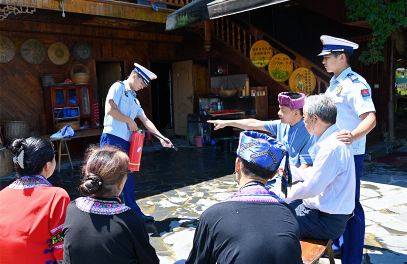 消防員為村民講解滅火器的正確使用方法。單位供圖