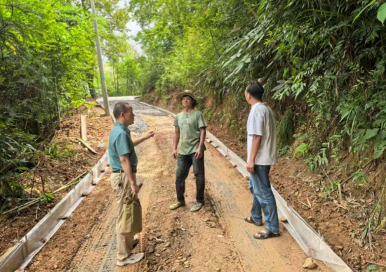 驻村工作队员在道路硬化现场督导工期和质量。受访单位供图