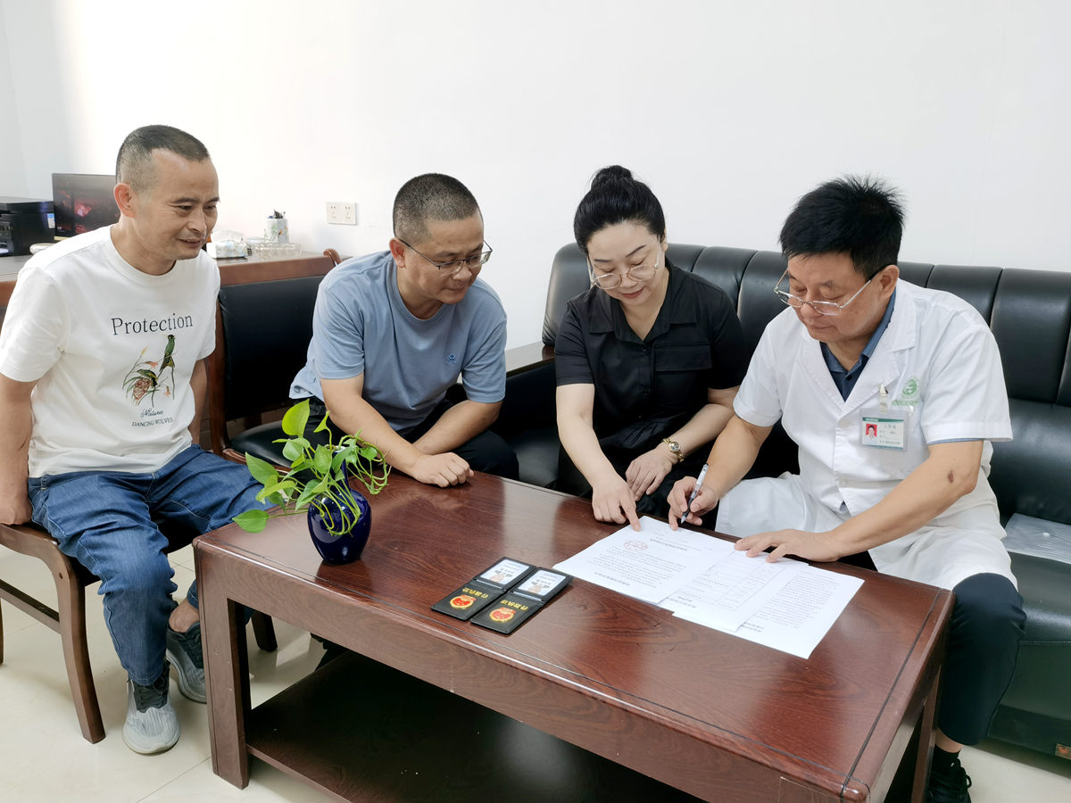 南縣醫保局工作人員赴南縣旭誠腎病醫院指導信用修復。湯希軼攝