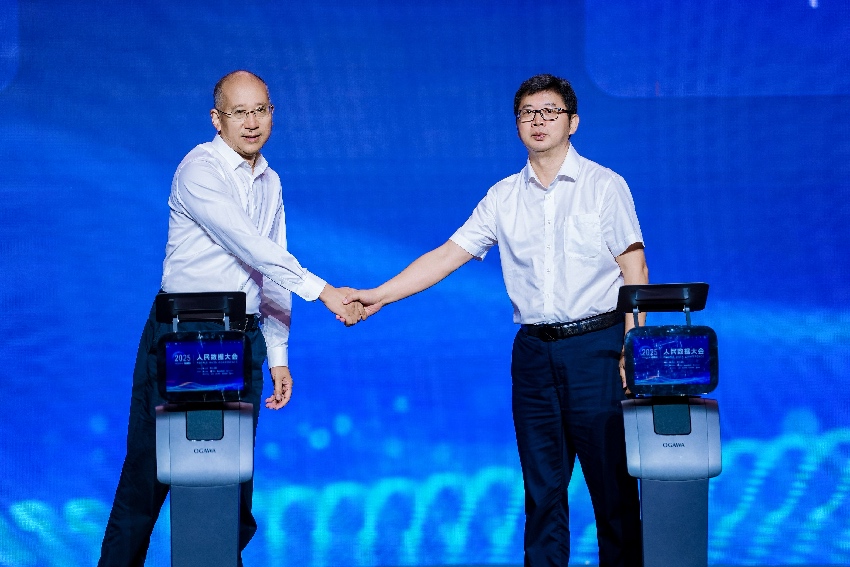 8月26日,在2025人民数据大会现场,四川省巴中市人民政府与人民网股份有限公司签署战略合作协议。主办方供图