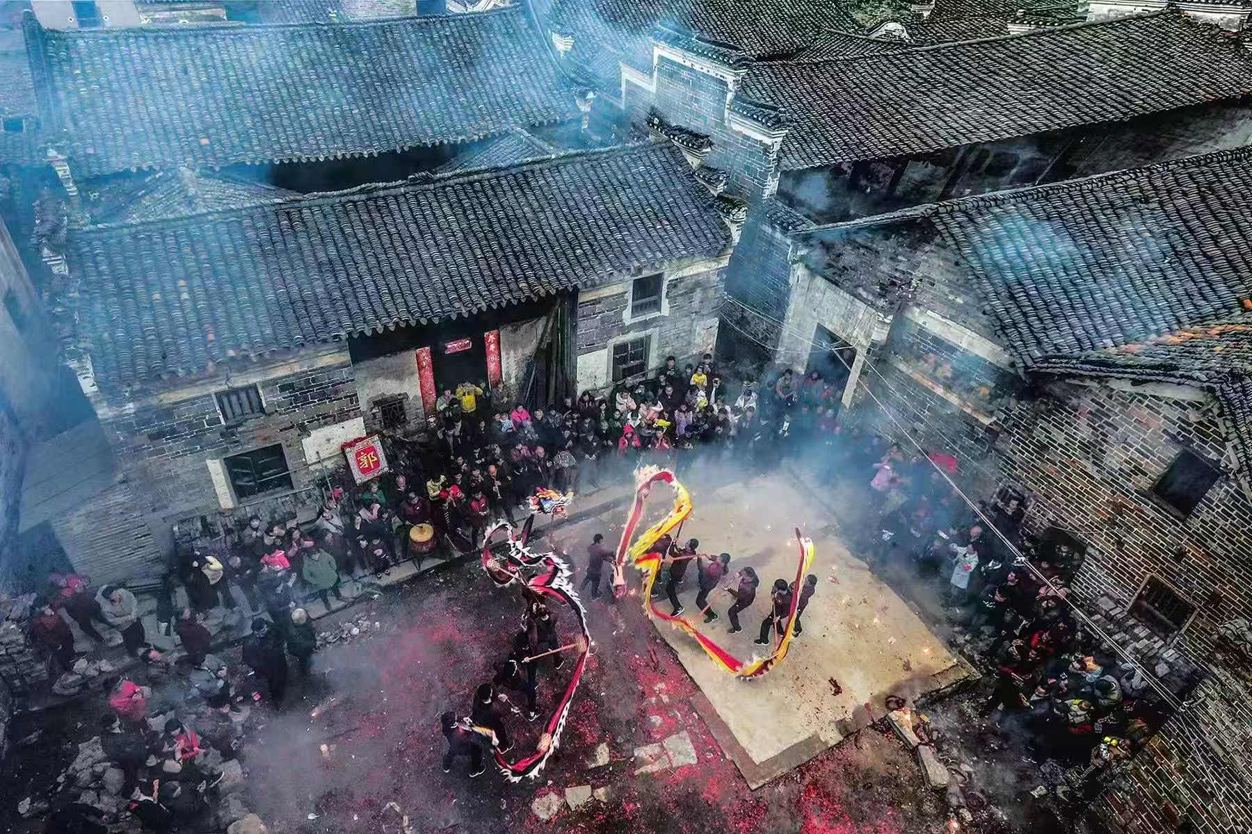 临武县麦市镇上乔古村，春节舞龙庆盛世。陈卫平摄
