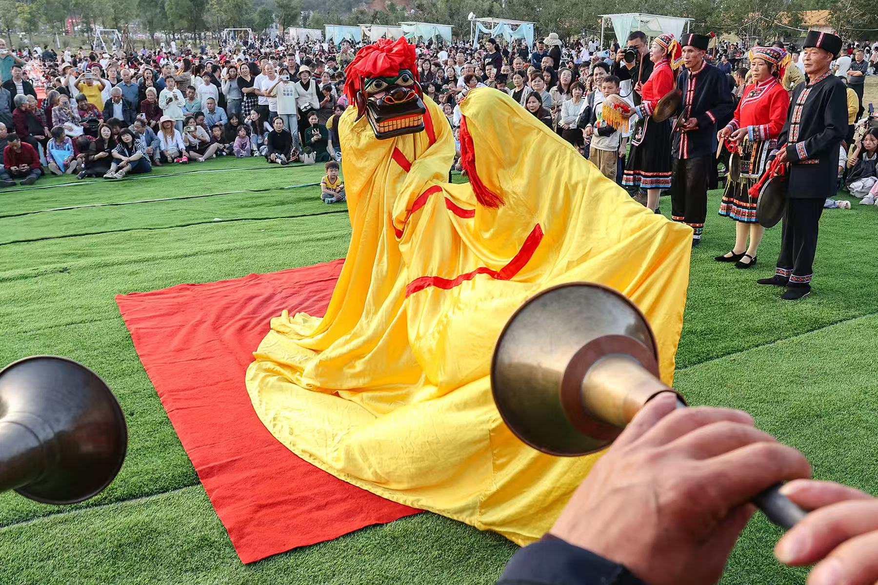 临武县西瑶乡华阴村民在展演布袋木狮舞。陈卫平摄