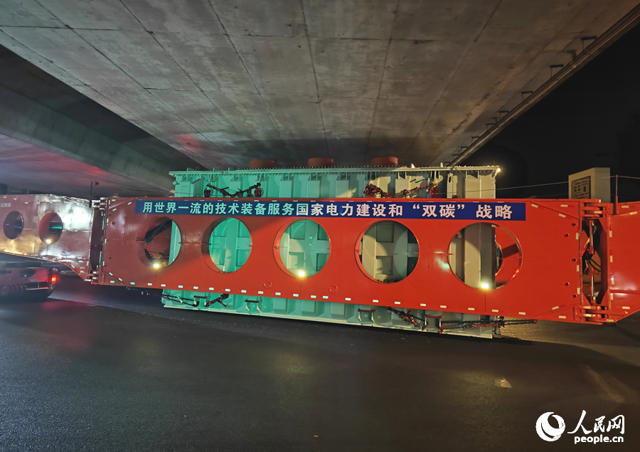 在城市道路從高架橋下駛過。人民網記者 劉賓攝