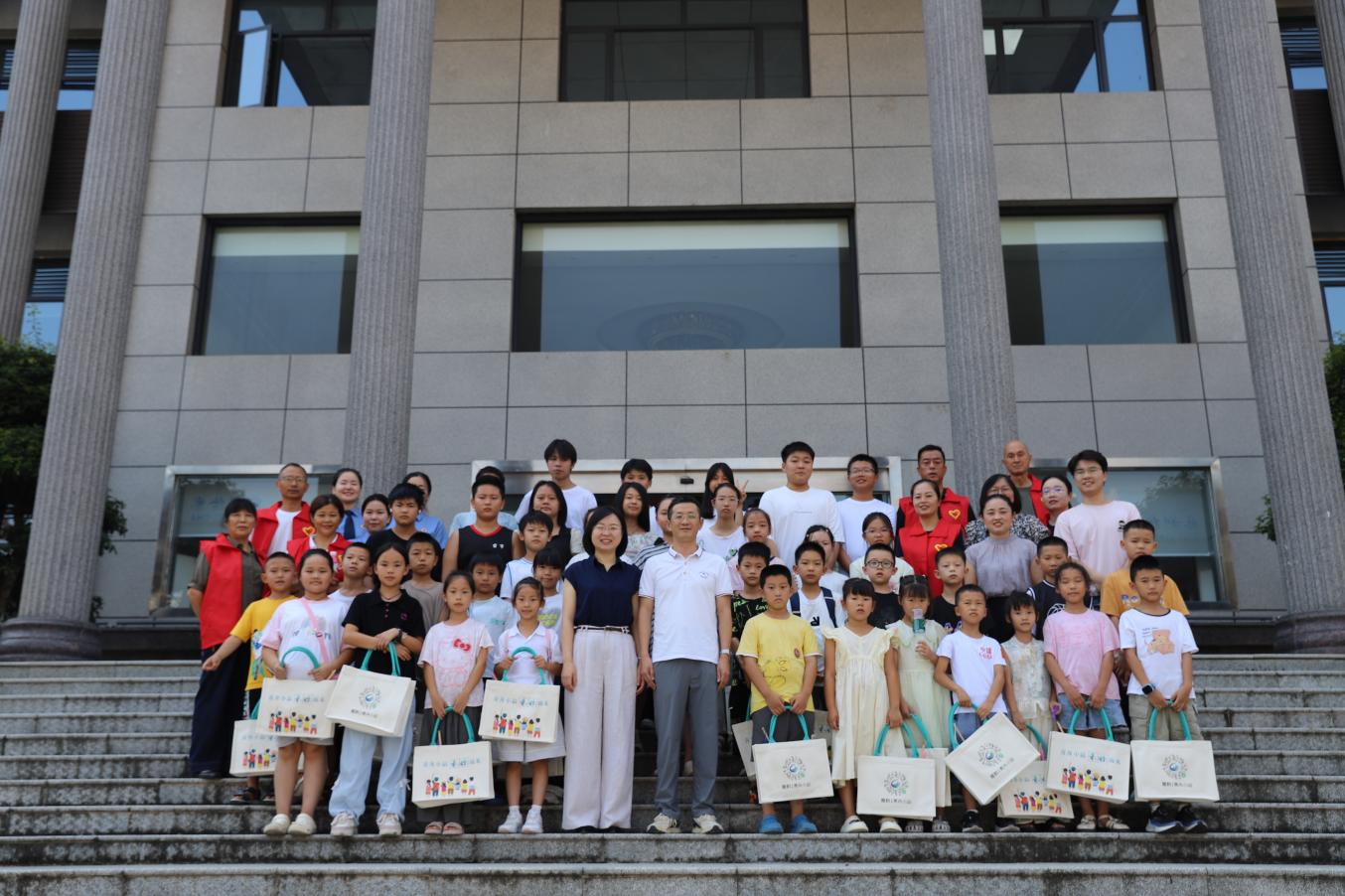 社区小朋友参观慈利县检察院青舟小站未成年人法治教育基地。受访单位供图