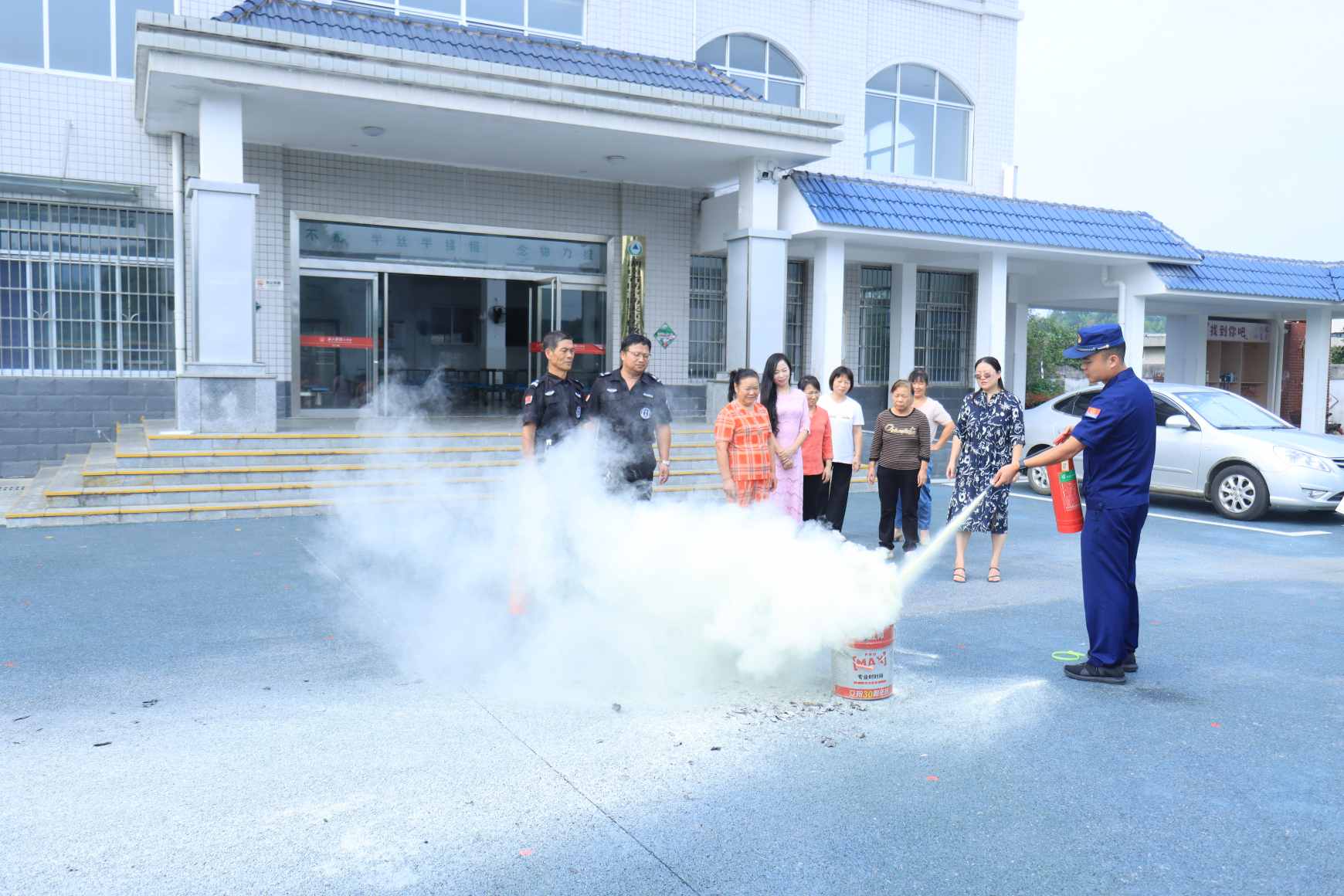 演示滅火器操作（單位供圖）