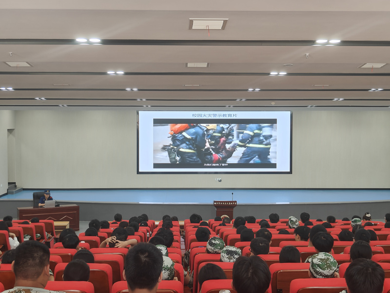 師生們觀看校園火災警示教育片（單位供圖）