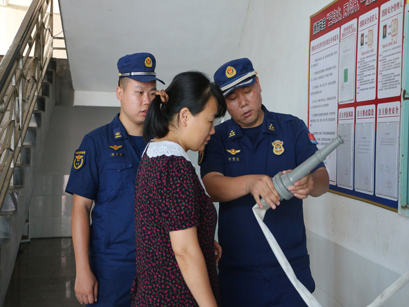 消防員為教職工講解校園防火要點（單位供圖）