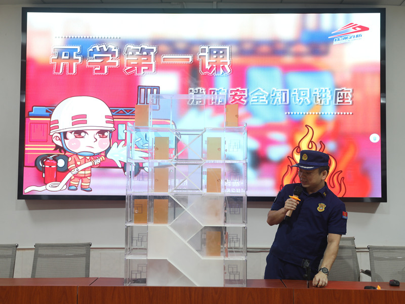 消防宣傳員科普消防知識。單位供圖