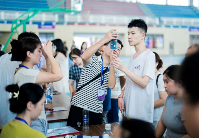 新生报到。受访单位供图