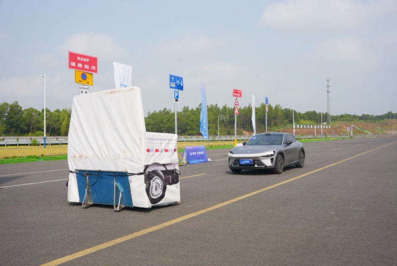 实验场地内车辆进行静止轻型卡车目标物避让。受访单位供图
