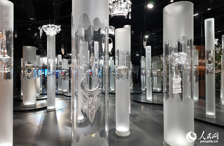 侗族銀飾展示。人民網 黃卓攝