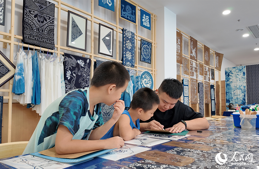 游客體驗非遺技藝。人民網 黃卓攝