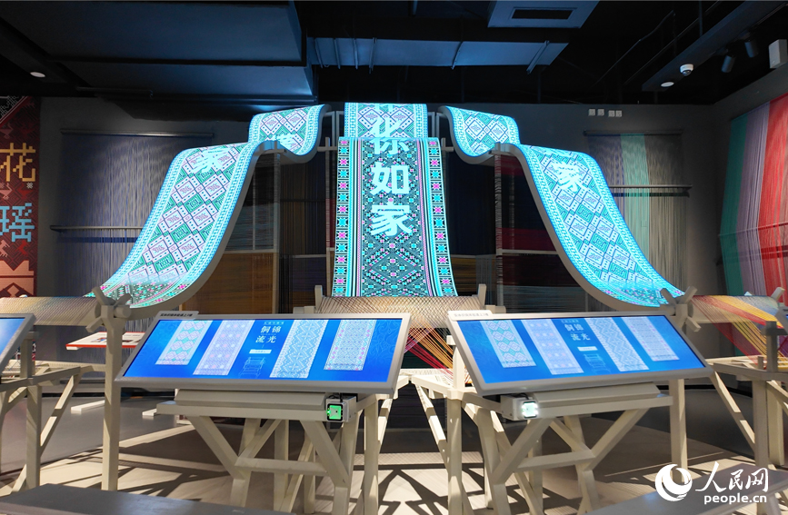 侗族織錦。人民網 黃卓攝