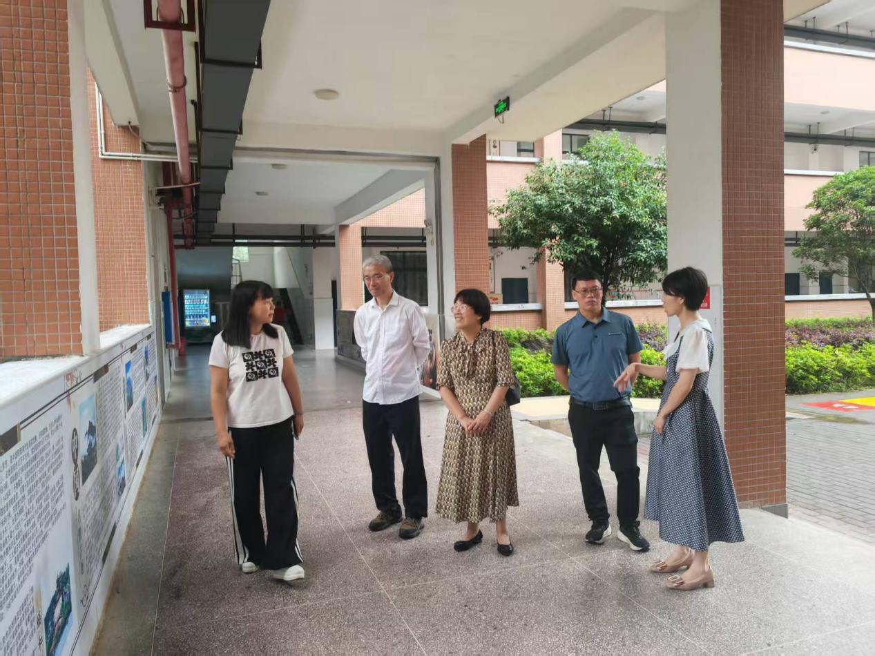 臨武縣人大常委會調研組到臨武縣第十完全小學等地調研。受訪單位供圖