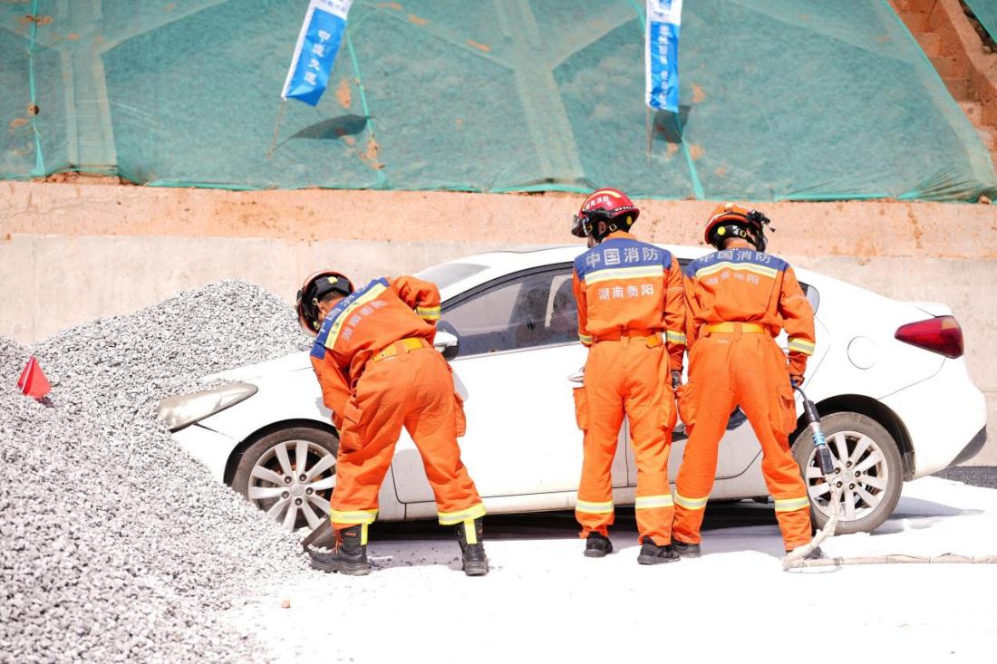 救援人员正在现场开展抢险作业。受访单位供图