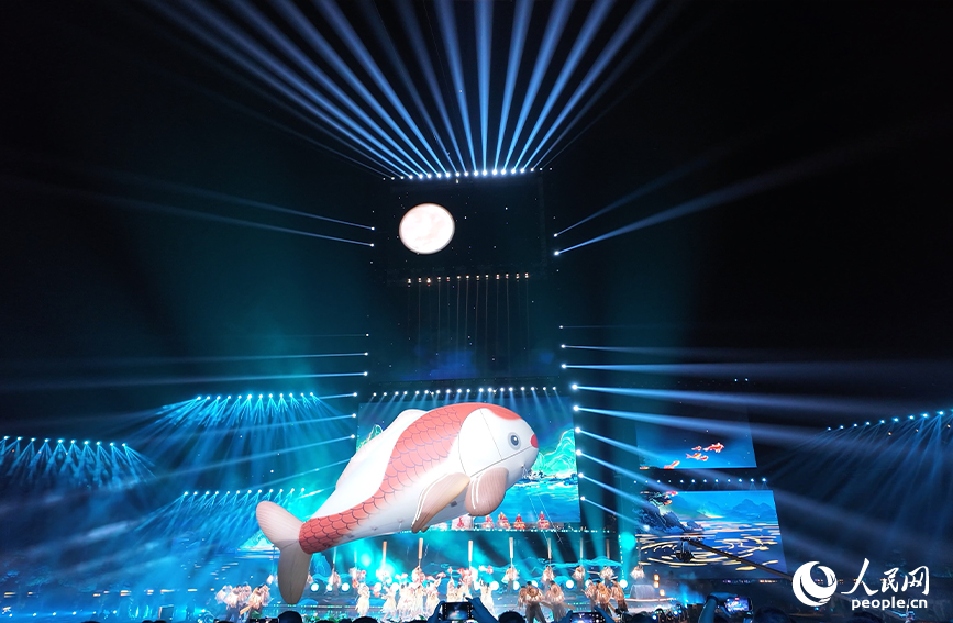 《沅月共此时》实景演出。人民网 黄卓摄