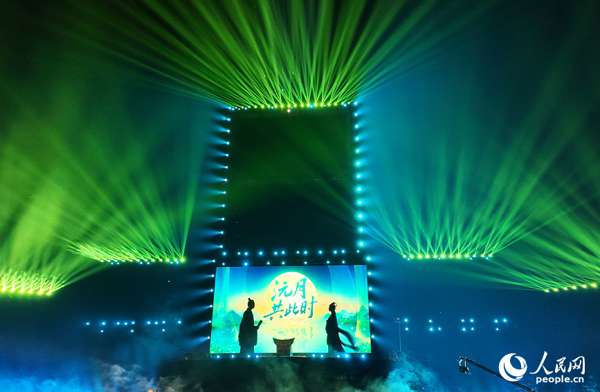 《沅月共此时》实景演出。人民网 黄卓摄