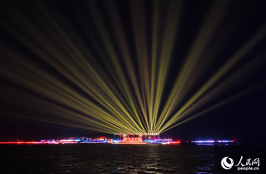 洞庭夜色。人民网 黄卓摄