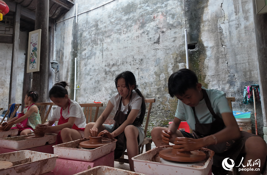 黑陶非遺體驗館內。人民網 黃卓攝