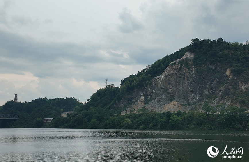 沅江岸邊。人民網 黃卓攝